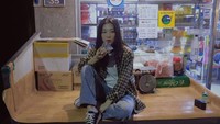 Pose imutnya juga pernah diunggah pada akun instagram pribadinya saat ia sedang menghabiskan sekantung minuman yang menyegarkan sambil mengangkat salah satu kaki di depan sebuah toko. Foto: Instagram/hi_sseulgi