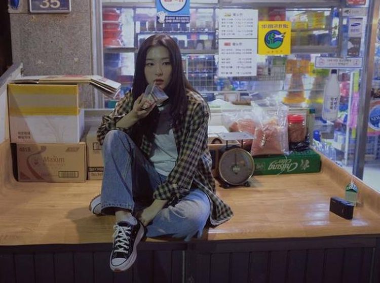 Intip Imutnya Seulgi Red Velvet Saat Nongkrong di Kafe
