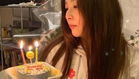 Saat hari ulang tahunnya, Seulgi mendapatkan kiriman kue dan bunga matahari yang terlihat begitu cantik. Seulgi juga menuliskan pada kolom caption bahwa merasa sangat senang menerima kiriman tersebut. Foto: Instagram/hi_sseulgi