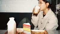 Seulgi juga seringkali menghabiskan waktunya di cafe untuk nongkrong cantik dengan temannya. Tentunya sepotong kue dan segelas kopi susu tak lupa dipesan untuk menemani perbincangan hangat. Foto: Instagram/hi_sseulgi
