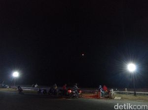 Di Depan Deru Ombak Pasang, Warga Pangandaran Nikmati Gerhana Bulan