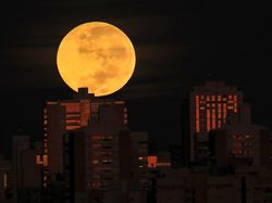 Penampakan Menakjubkan Gerhana Bulan Total di Berbagai Negara