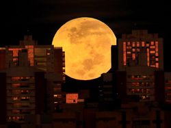 Penampakan Menakjubkan Gerhana Bulan Total di Berbagai Negara