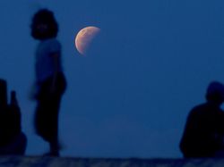 Penampakan Menakjubkan Gerhana Bulan Total di Berbagai Negara