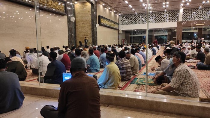 Ratusan Jemaah Ikuti Sholat Gerhana di Masjid Namira