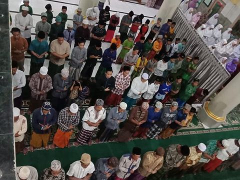 Himpunan Mahasiswa program studi ilmu Falak Fakultas Syariah dan Hukum Universitas Islam Negeri Sunan Ampel (UINSA) Surabaya menggelar pengamatan gerhana bulan total. Pengamatan ini digelar secara langsung dan virtual melalui rapat online.