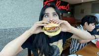 Penyanyi cantik berusia 35 tahun ini memang paling doyan kulineran. Intip saja nih gaya lucunya saat makan burger dan steak, di salah satu restoran ternama. Foto: Instagram @dewiperssikreal