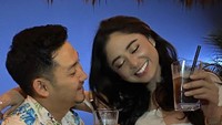Bersama sang suami, Angga Wijaya. Dewi tampak romantis dan kompak saat bersantai bersama di salah satu kafe. Foto: Instagram @dewiperssikreal