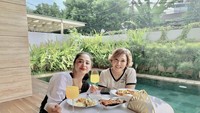 Akrab dengan Maia Estianty, Dewi unggah foto mereka maan siang bareng. Menunya ada aneka pasta hingga jus jeruk. Foto: Instagram @dewiperssikreal