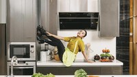  Sukses dalam bidang tarik suara hingga seni peran. Dewi Perssik juga punya banyak bisnis di bidang kuliner. Mulai dari restoran hingga masakan rumahan online. Foto: Instagram @dewiperssikreal