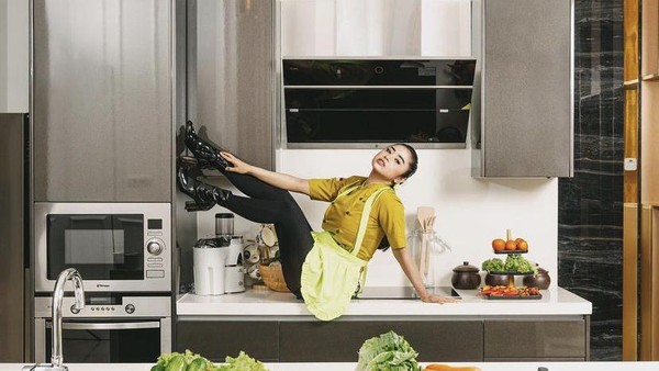 Hobi Masak, Dewi Perssik Jago Buat Sambel Tempong hingga Martabak