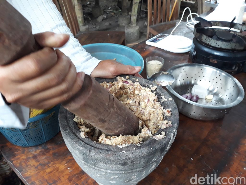 Keren! Pasutri Ini Bikin Kaldu Tempe Rumahan untuk Kurangi Sampah Plastik