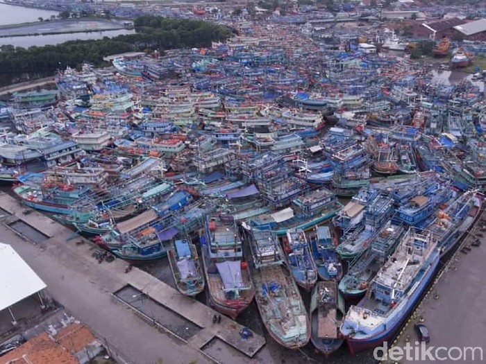 Kapal-kapal menumpuk di kolam Pelabuhan Kota Tegal, Rabu (26/5/2021).