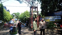Wali Kota Bogor Bima Arya (tengah) bersama Kapolresta Bogor Kota Kombes Pol Susatyo Purnomo Condro (kanan) saat meninjau di Perumahan Griya Melati, Kelurahan Bubulak, Kota Bogor, Jawa Barat, Rabu (26/5/2021). 