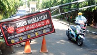 Petugas yang mengenakan baju Alat Pelindung Diri (APD) saat keluar dari Perumahan Griya Melati, Kelurahan Bubulak, Kota Bogor, Jawa Barat, Rabu (26/5/2021).