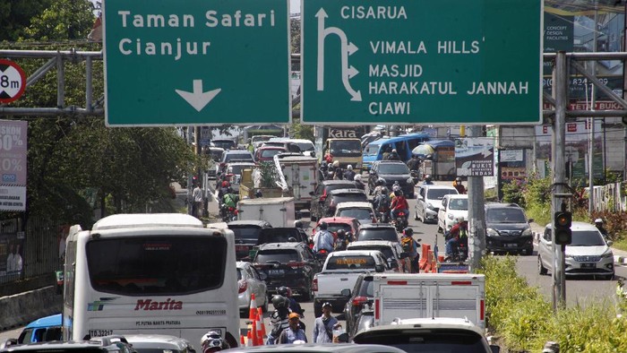 Sejumlah kendaraan memadati jalur wisata Puncak, Cipayung, Kabupaten Bogor, Jawa Barat, Rabu (26/5/2021). Kepadatan  tersebut disebabkan tingginya volume kendaraan yang ingin berwisata ke kawasan Puncak Bogor pada libur Hari Raya Waisak. ANTARA FOTO/Yulius Satria Wijaya/aww.