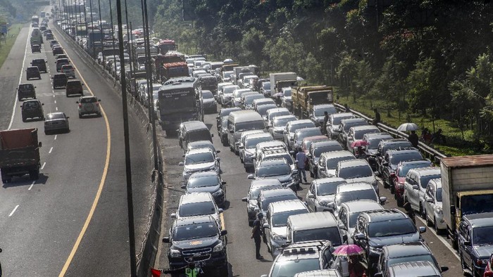 KEPADATAN JALUR WISATA PUNCAK SAAT LIBUR WAISAK Sejumlah kendaraan memadati jalur wisata Puncak, Cipayung, Kabupaten Bogor, Jawa Barat, Rabu (26/5/2021). Kepadatan tersebut disebabkan tingginya volume kendaraan yang ingin berwisata ke kawasan Puncak Bogor pada libur Hari Raya Waisak. ANTARA FOTO/Yulius Satria Wijaya/aww.
