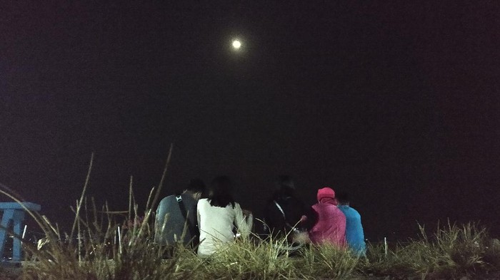 Keseruan Warga Nonton Keelokan Gerhana Bulan di Sentono Gentong Pacitan