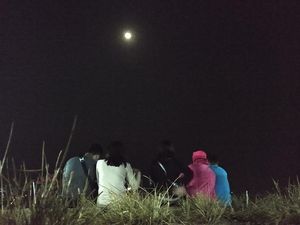 Keseruan Warga Lihat Keelokan Gerhana Bulan di Sentono Gentong Pacitan