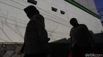 Ketika Polwan Bantu Sebar Logistik Warga Cilangkap yang Dilockdown