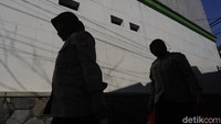 Selama karantina mikro diadakan di RT 003, warga masih dilarang untuk meninggalkan rumah tanpa keperluan mendesak. 