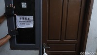 Fasilitas umum seperti musola dan masjid juga ditutup. Aktivitas usaha hanya dibatasi untuk sektor strategis dan hingga pukul 21.00 WIB.