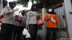 Ketika Polwan Bantu Sebar Logistik Warga Cilangkap yang Dilockdown