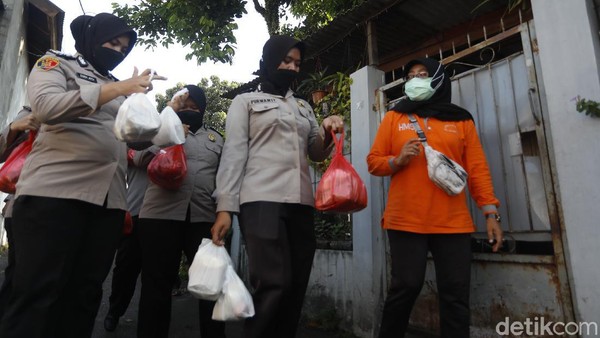 Ketika Polwan Bantu Sebar Logistik Warga Cilangkap yang Dilockdown