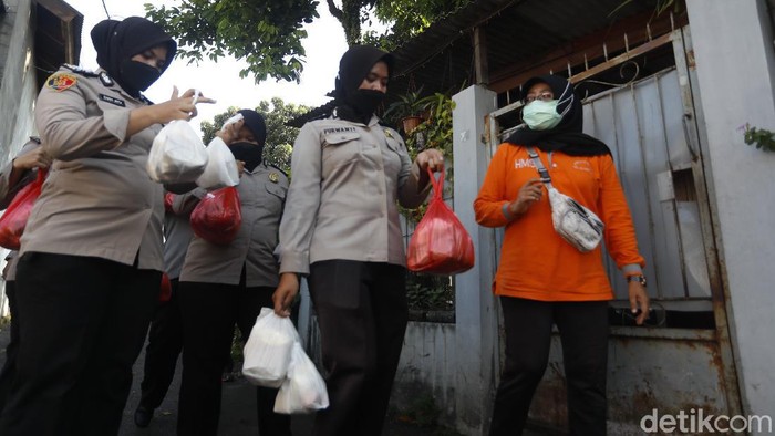 Ketika Polwan Bantu Sebar Logistik Warga Cilangkap yang Dilockdown Puluhan warga yang bermukim di RT 03 RW 03 Cilangkap, Jakarta Timur, terkonfirmasi positif Corona. Terlihat sejumlah polwan turun tangan menyebarkan logistik.