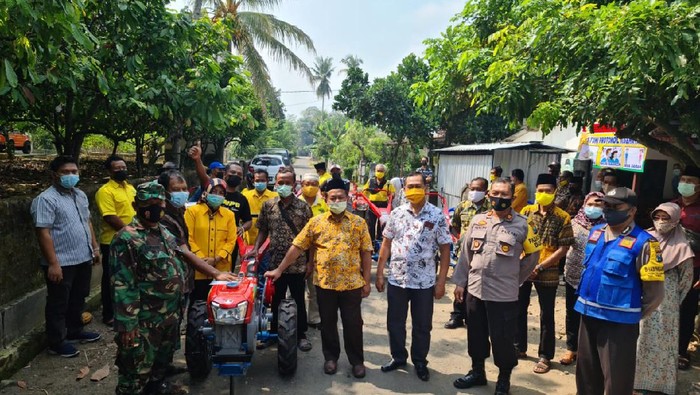 Ketua DPD Golkar Jawa Timur Sarmuji menyerahkan alat dan mesin pertanian (alsintan) berupa 8 hand traktor, 1 mesin tanam, dan 5 pompa air ke lima desa di Kabupaten Blitar.