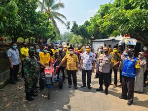 Ketua DPD Golkar Jatim Beri Bantuan Alsintan ke 5 Desa di Blitar