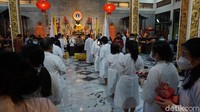 Jumlah umat yang diizinkan mengikuti upacara perayaan Waisak juga dibatasi hanya 50 orang. Mereka mengikuti rangkaian ritual sejak sekitar pukul 16.20 WIB dengan selalu menjaga jarak satu sama lain.