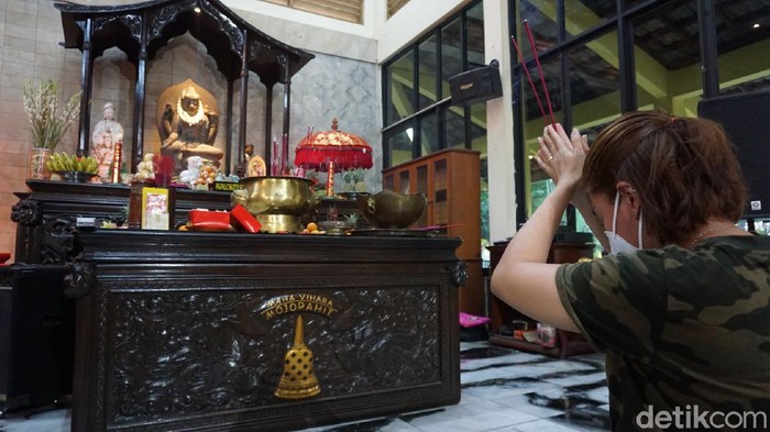 Khidmat Perayaan Waisak di Maha Vihara Mojopahit Perayaan Waisak di Maha Vihara Mojopahit, Mojokerto berlangsung khidmat meski di masa pandemi COVID-19.