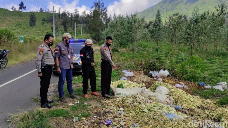 Limbah sayur di sepnajang jalan ke Kawah Ijen Limbah sayur di sepnajang jalan ke Kawah Ijen