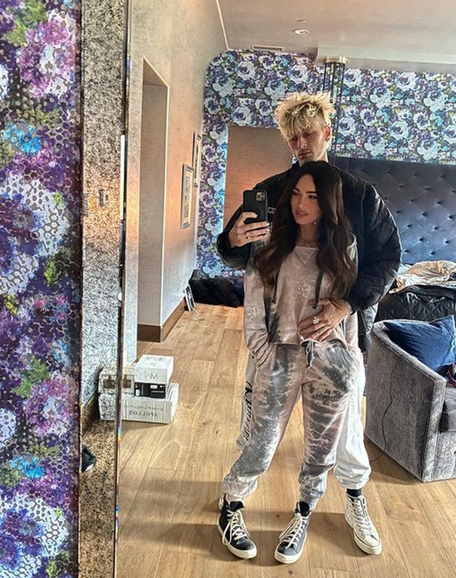 Seperti di hari Valentine, Megan Fox mengungkapkan bahwa Machine Gun adalah pria yang tampan, jenius, serta kreatif. Perjalanan ini kemungkinan akan berbahaya tapi tidak ada tujuan tanpa dia. Selamat Valentine rehab barbie, keterangan foto Megan yang berpose mesra bersama Machine Gun Kelly.  Foto: dok. Instagram/@meganfox