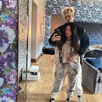 Seperti di hari Valentine, Megan Fox mengungkapkan bahwa Machine Gun adalah pria yang tampan, jenius, serta kreatif. Perjalanan ini kemungkinan akan berbahaya tapi tidak ada tujuan tanpa dia. Selamat Valentine rehab barbie, keterangan foto Megan yang berpose mesra bersama Machine Gun Kelly.  Foto: dok. Instagram/@meganfox