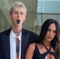 Keduanya pun saling bertatapan dan menjulurkan lidah. Tampak lidah sang rapper dicat hitam yang disebutnya sebagai aksesori.  Foto: dok. Instagram/@meganfox