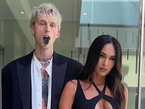 Heboh Megan Fox Seksi dan Merokok di Konser Machine Gun Kelly