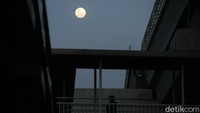 Biasanya saat sore hari matahari akan terbenam atau biasa disebut dengan sunset merupakan waktu dimana matahari menghilang di bawah garis cakrawala di sebelah barat.