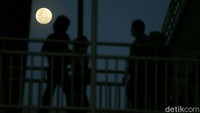 Super blood moon atau gerhana bulan total diprediksi terjadi malam ini. Gerhana bulan diperkirakan akan terjadi sekitar pukul 18.09-20.51 WIB.