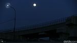 Melihat Keindahan Bulan Saat Sore di Langit Jakarta