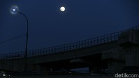 Bulan terlihat di langit Jakarta pada Selasa (25/5/2021) sore.