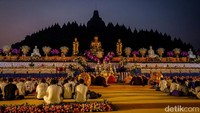 Pada masa pembangunannya konon memakan waktu hingga 75 tahun. Kombinasi foto tahun 2019 saat peringatan Waisak dan tahun 2020 ketika pademi Covid-19 yang memaksa kawasan candi ditutup.