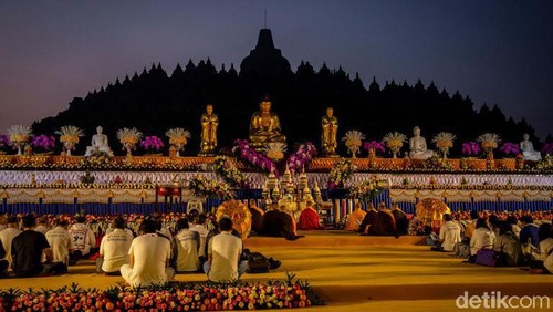 Peringatan Hari Raya Waisak tidak terpisahkan dengan keberadaan Candi Borobudur di Jawa Tengah. Yuk simak lagi kemegahannya.