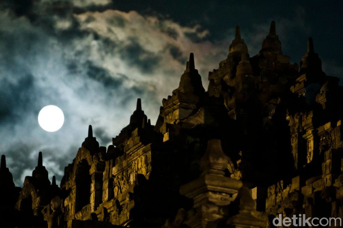 Peringatan Hari Raya Waisak tidak terpisahkan dengan keberadaan Candi Borobudur di Jawa Tengah. Yuk simak lagi kemegahannya.