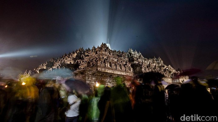 Peringatan Hari Raya Waisak tidak terpisahkan dengan keberadaan Candi Borobudur di Jawa Tengah. Yuk simak lagi kemegahannya.