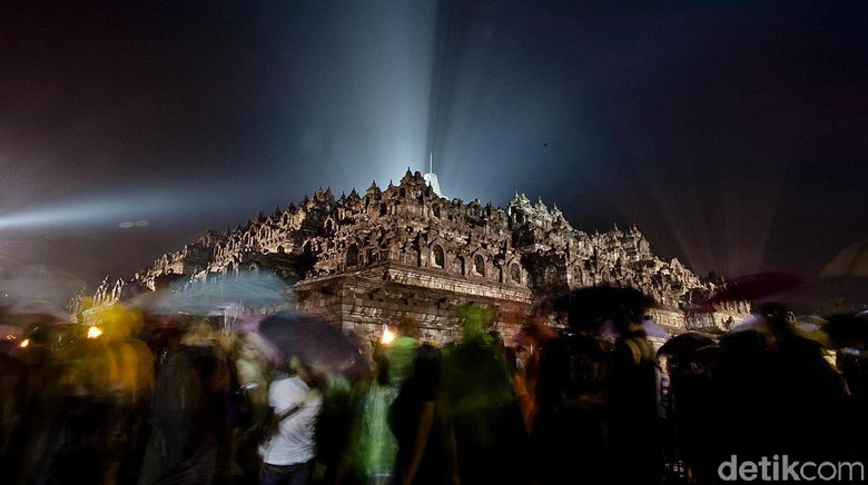 Peringatan Hari Raya Waisak tidak terpisahkan dengan keberadaan Candi Borobudur di Jawa Tengah. Yuk simak lagi kemegahannya.