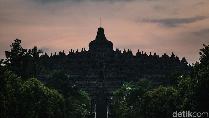 Peringatan Hari Raya Waisak tidak terpisahkan dengan keberadaan Candi Borobudur di Jawa Tengah. Yuk simak lagi kemegahannya.