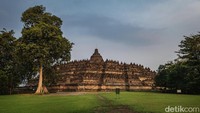 Candi Borobudur merupakan candi Buddha terbesar di dunia yang dibangun mulai 770 hingga 842 masehi. Candi ini memiliki sekitar 2.672 panel relief sepanjang empat kilometer. Candi Borobudur juga dilengkapi dengan 502 arca dan 72 stupa. Berkat kemegahannya, candi yang berlokasi di Kabupaten Magelang, Jawa Tengah, ini dinobatkan UNESCO sebagai warisan budaya dunia pada 1991. Getty Images/Ulet Ifansasti