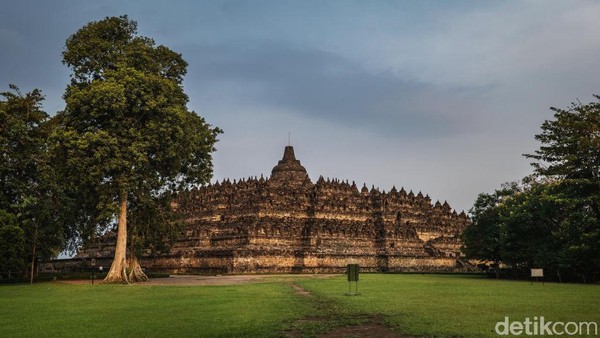 Candi Borobudur merupakan candi Buddha terbesar di dunia yang dibangun mulai 770 hingga 842 masehi. Candi ini memiliki sekitar 2.672 panel relief sepanjang empat kilometer. Candi Borobudur juga dilengkapi dengan 502 arca dan 72 stupa. Berkat kemegahannya, candi yang berlokasi di Kabupaten Magelang, Jawa Tengah, ini dinobatkan UNESCO sebagai warisan budaya dunia pada 1991. Getty Images/Ulet Ifansasti Candi Borobudur merupakan candi Buddha terbesar di dunia yang dibangun mulai 770 hingga 842 masehi. Candi ini memiliki sekitar 2.672 panel relief sepanjang empat kilometer. Candi Borobudur juga dilengkapi dengan 502 arca dan 72 stupa. Berkat kemegahannya, candi yang berlokasi di Kabupaten Magelang, Jawa Tengah, ini dinobatkan UNESCO sebagai warisan budaya dunia pada 1991. Getty Images/Ulet Ifansasti